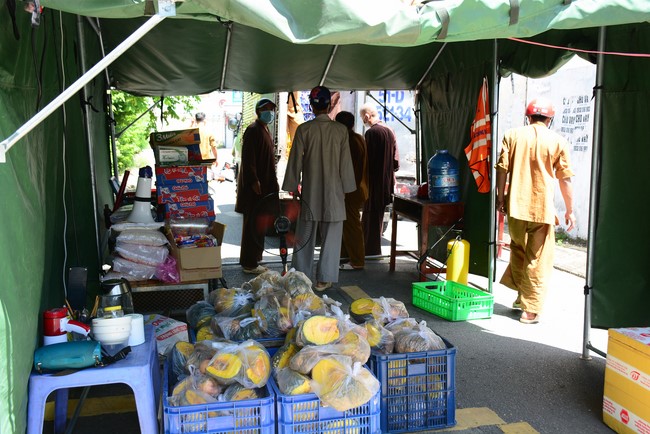 Continuing to support people in need in the Covid-19 pandemic of Hoang Phap Pagoda (series 7)